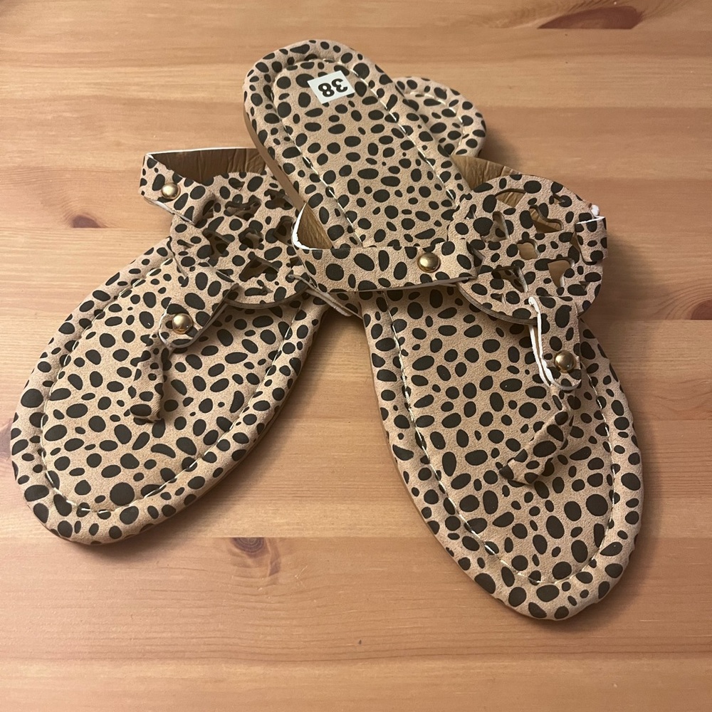 NWOT Size 8 Cheetah Print Sandals